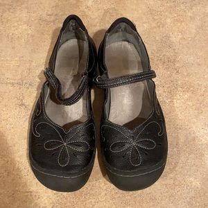 Women’s J sport shoes size 8